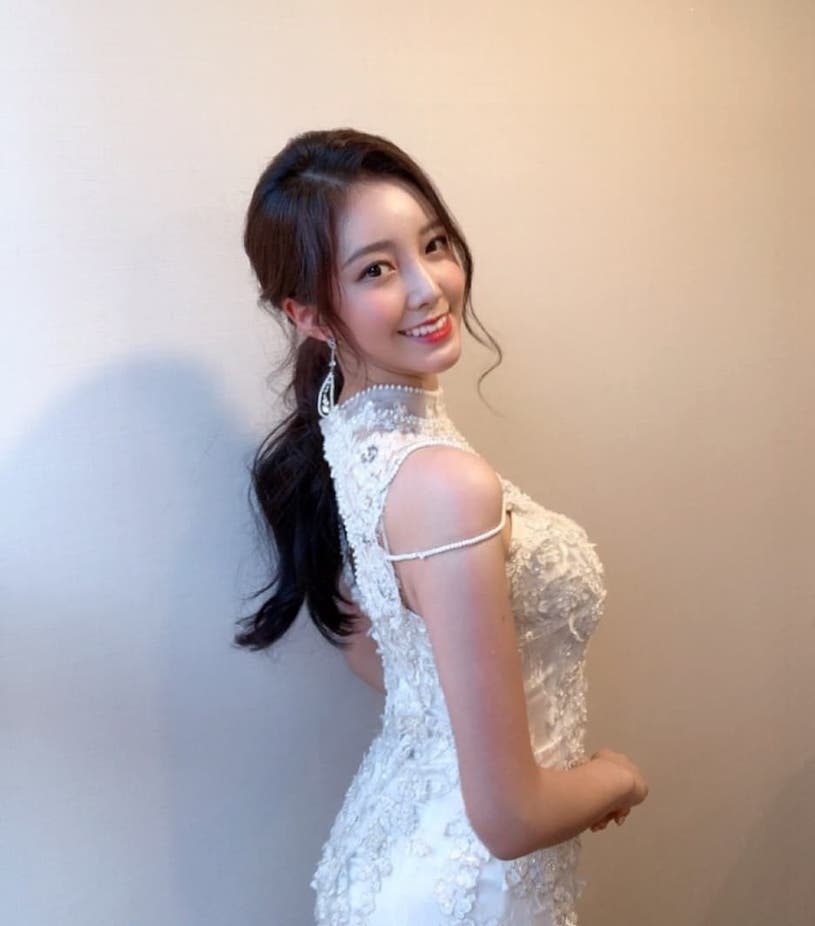 韩国正妹「석수민」白色造型的礼服