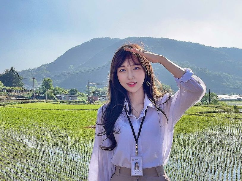 韩国正妹女演员「박민아」白衬衫拿证件的模样，让人好想认识她~