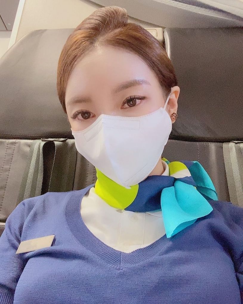 航空空姐「byeoul__s」戴着口罩，包紧紧还是能看见很凶的曲线