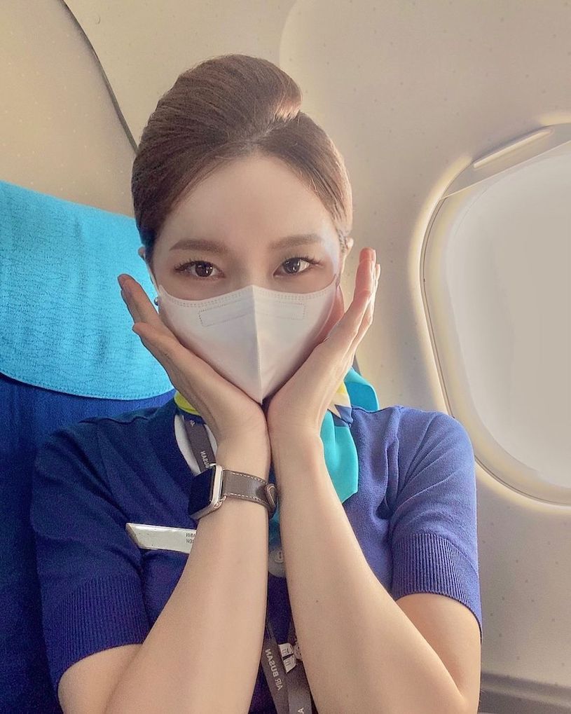 航空空姐「byeoul__s」戴着口罩，包紧紧还是能看见很凶的曲线