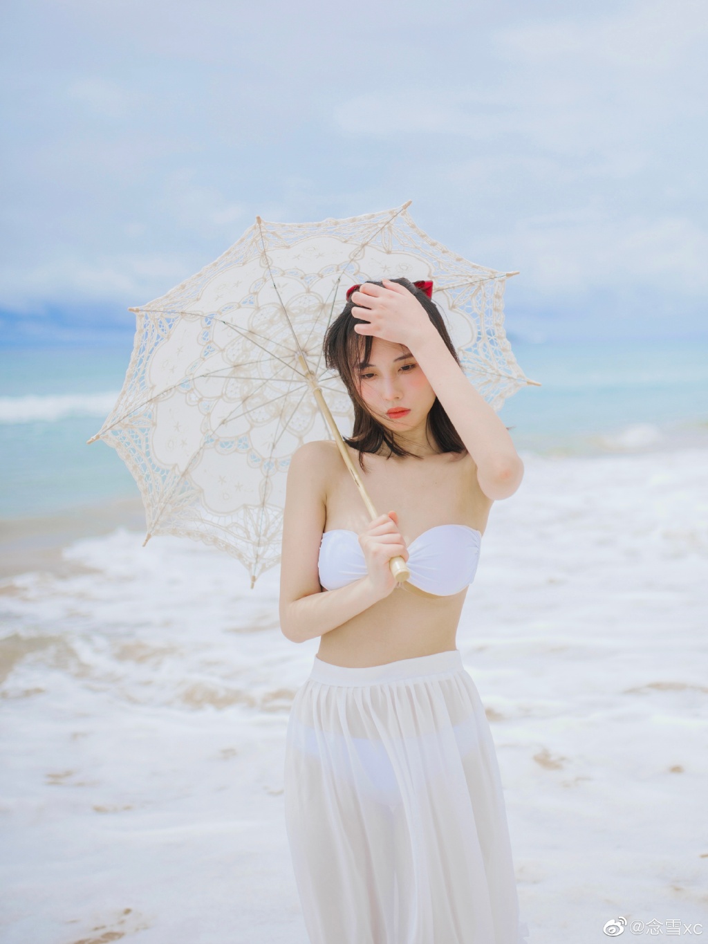 海边撑伞的妹纸